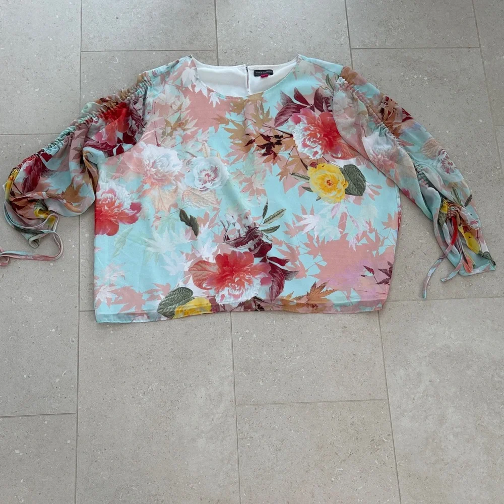 Vince Camuto Floral Blouse - Picture 2 of 4